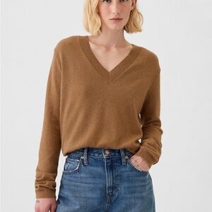 GAP CashSoft V-Neck Sweater in camel heather brown